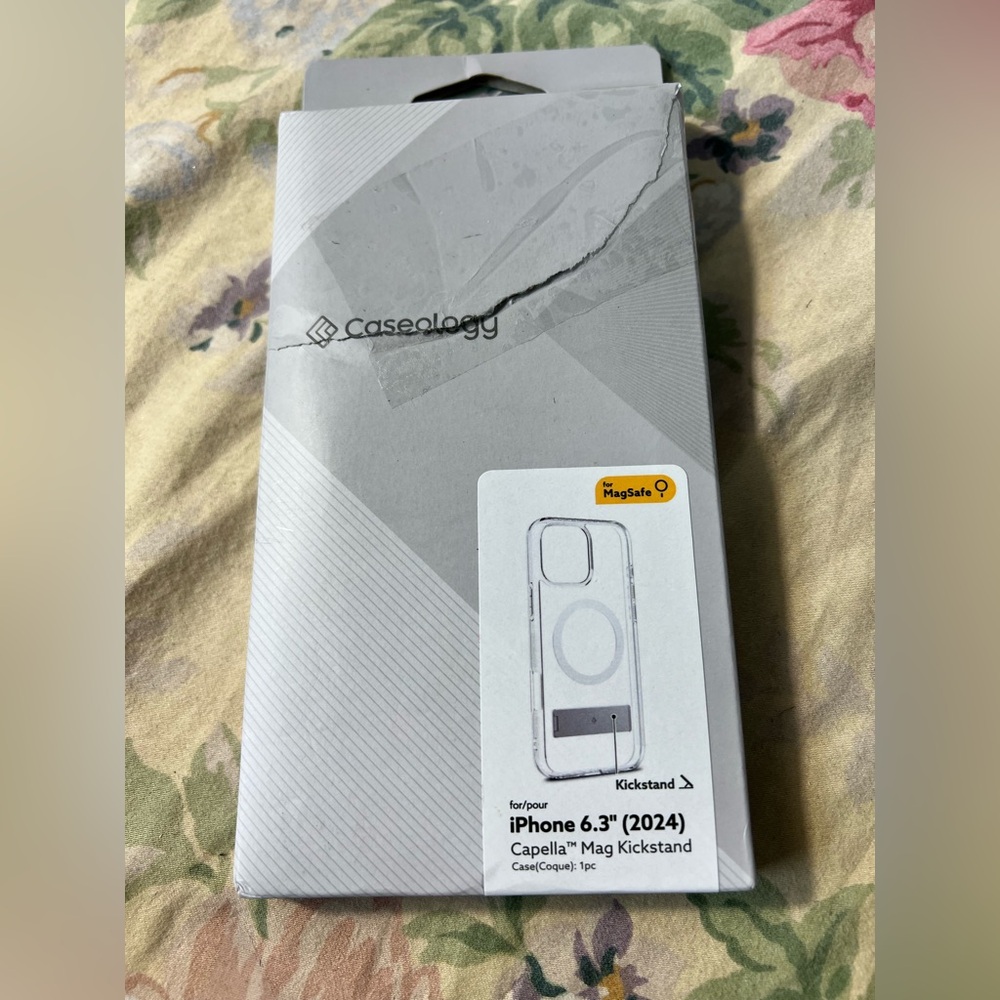 Clear iPhone 6.3" (2024) Case with MagSafe 2x - Picture 7 of 9